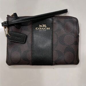 COACH SIGNATURE LOGO WRISTLET WITH COACH BAGTAG